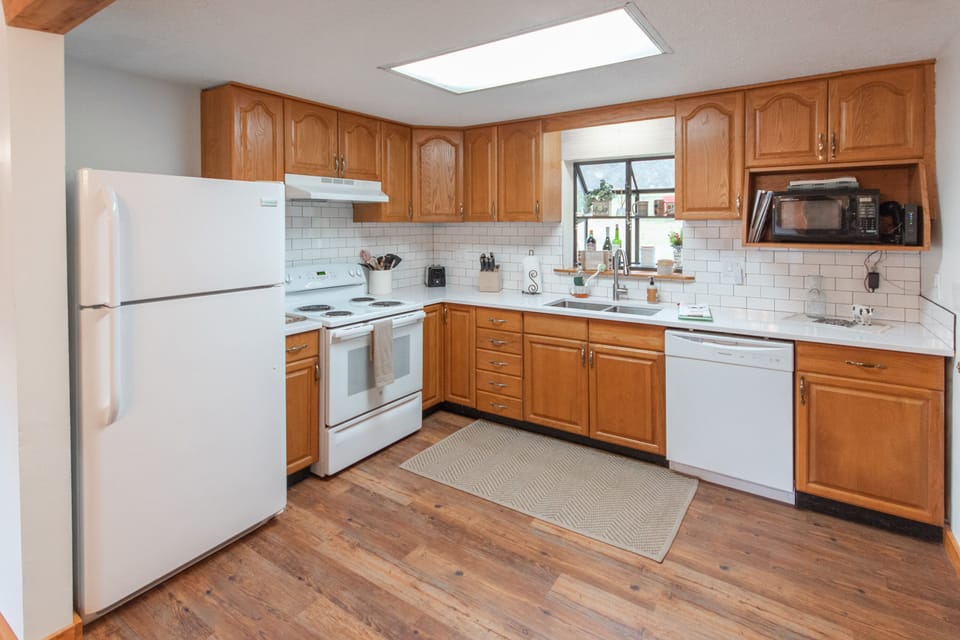 Cabinets contain all that you might need to dish up some delicious meals.! 