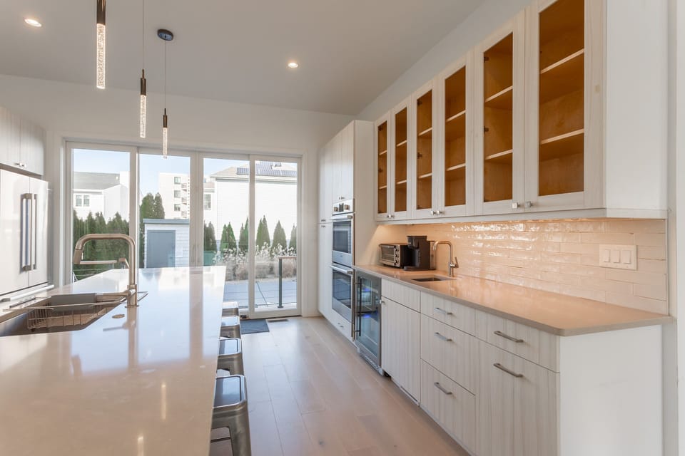 Wow! What a kitchen! Fully stocked with everything that you will need to prepare gourmet meals at home!
