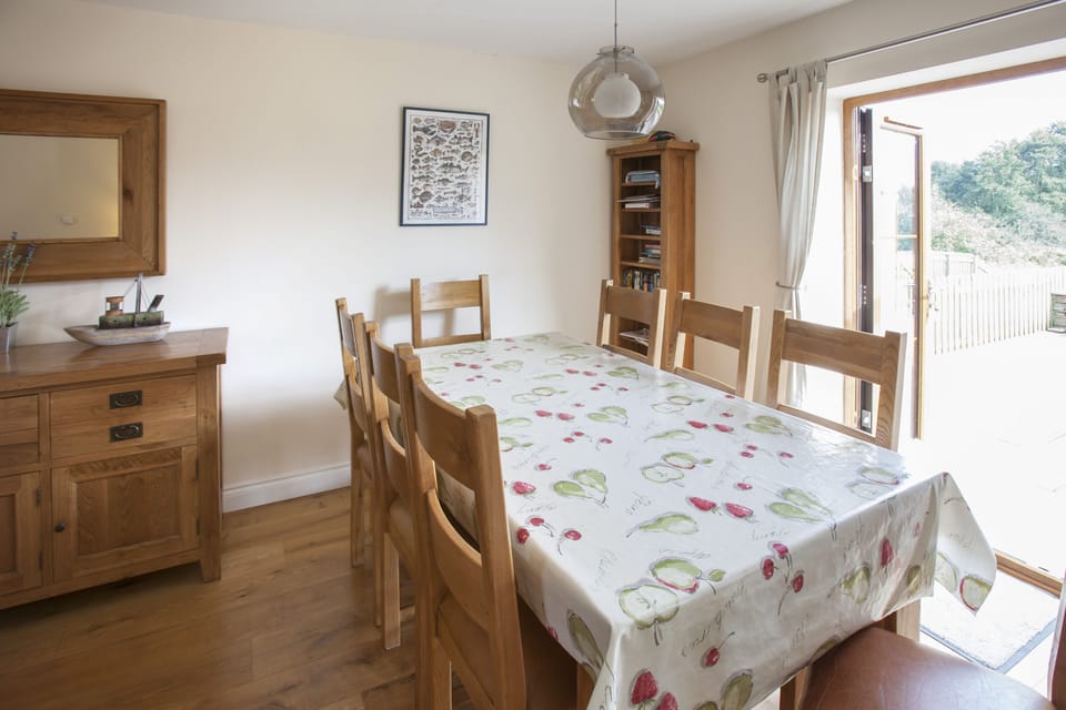 Dining table and chairs in Genesta Holiday Cottage, St Minver, North Cornwall