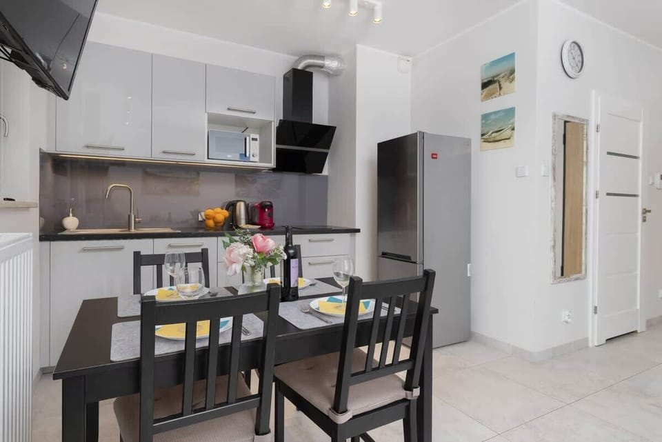 Kitchenette with plenty of kitchen utensils and dishes. 