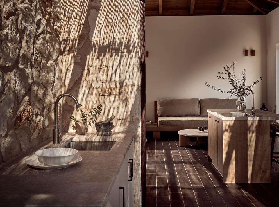 Invite the outside in, for a seamless dining experience. 