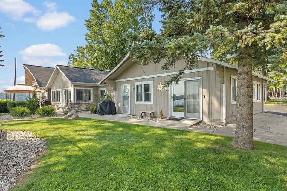 Suite entrance/yard/grill