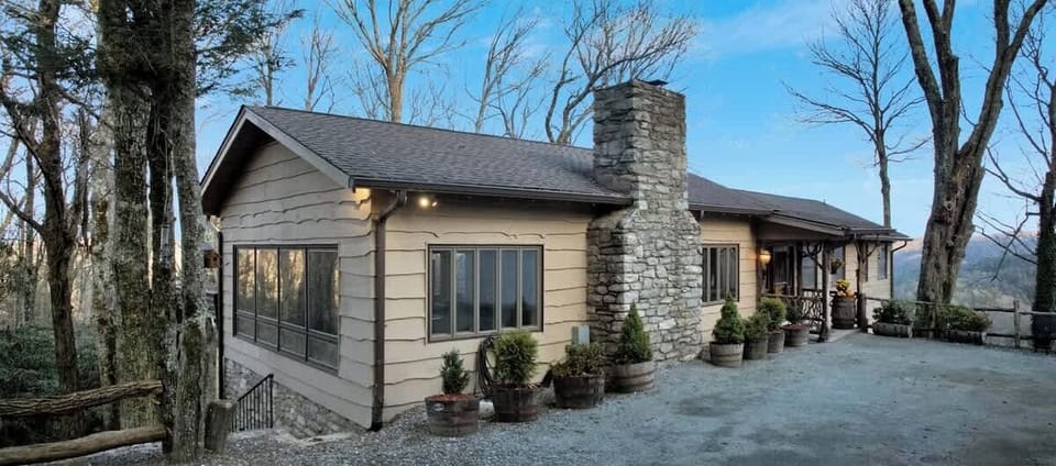 Mountain Lodge with Views and Parking, Accessible