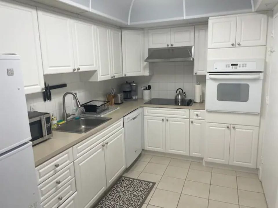 Full kitchen with stove, oven, microwave, fridge, sink, and dishwasher