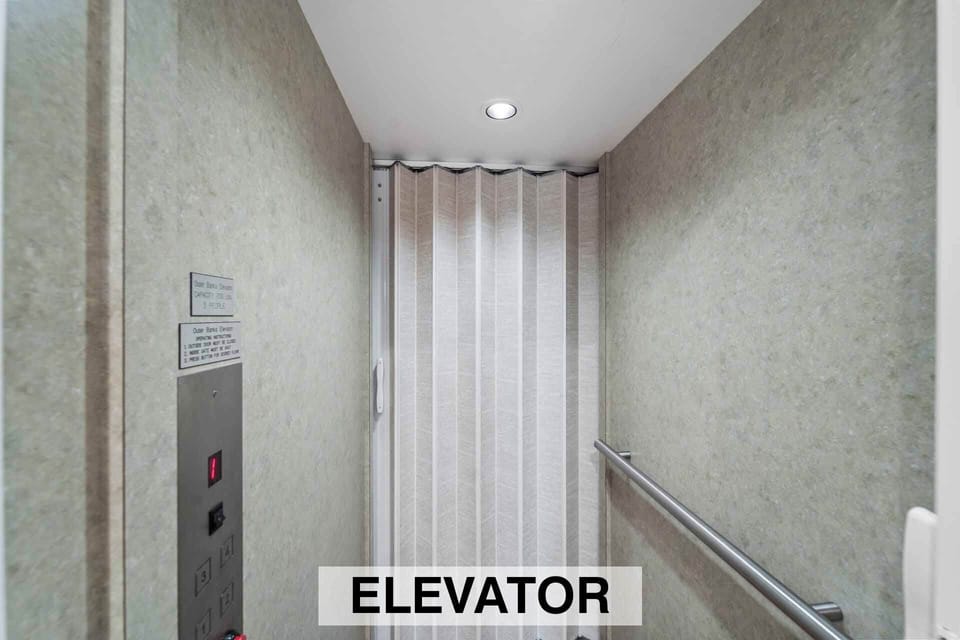 The all-floor elevator makes it easy to transport luggage and groceries, or move quickly between floors.