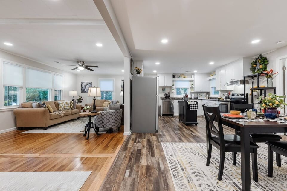 Welcome to the cottage of your dreams! Let our home be the base for a perfect Landrum visit.