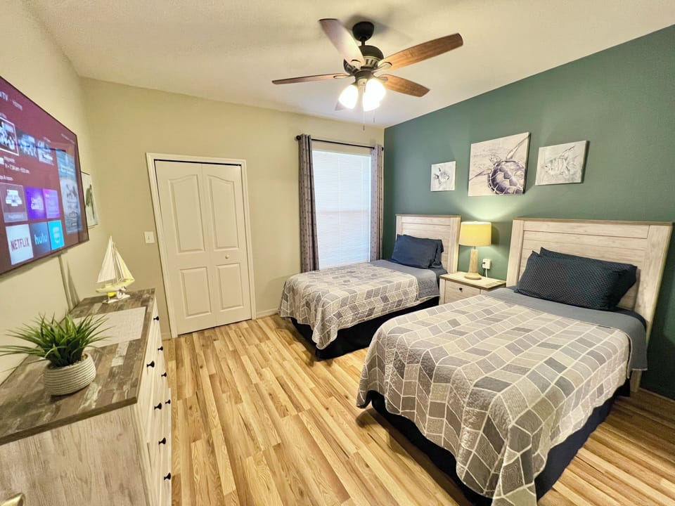 55" Flat Screen Roku Tv, Ceiling Fan and Large Walkin Closet !