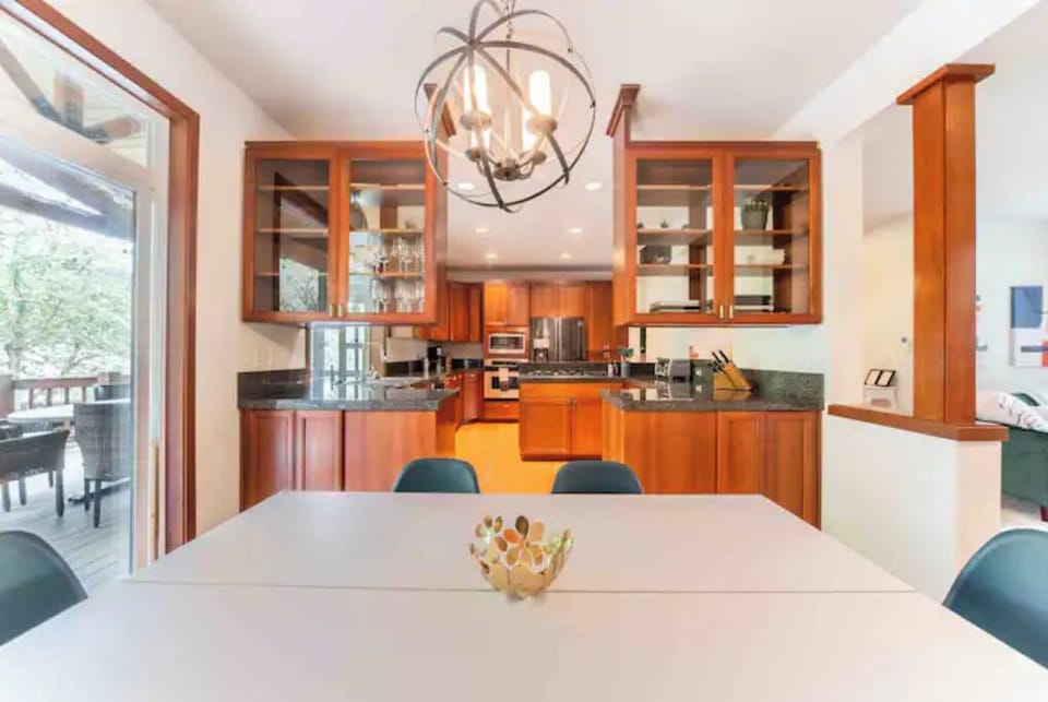 Dining room looking into kitchen