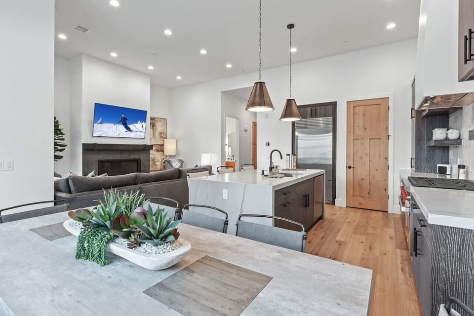Kitchen dining area