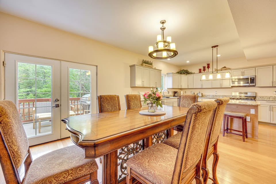 Dining Area | Main Level