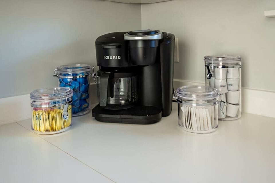 Keurig/drip coffee maker combo with complimentary coffee pods!