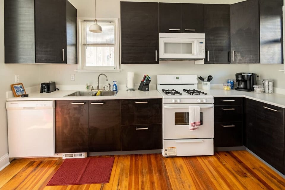 Cook with ease using the dishwasher, microwave, oven range, and Keurig Duo. Whether you`re making a full meal or just a cup of coffee, this kitchen has you covered!