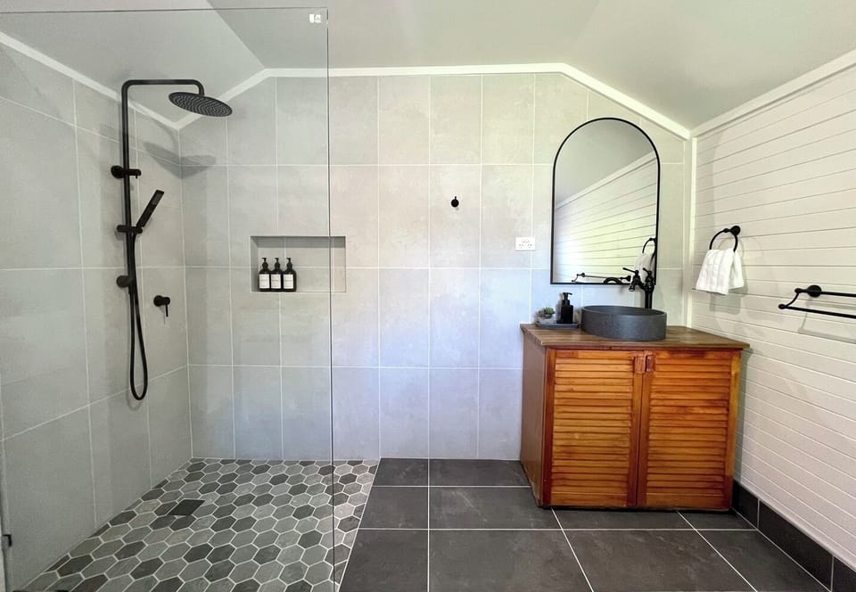 Heating, towels, hair dryer, handwash, shampoo, conditioner, body wash