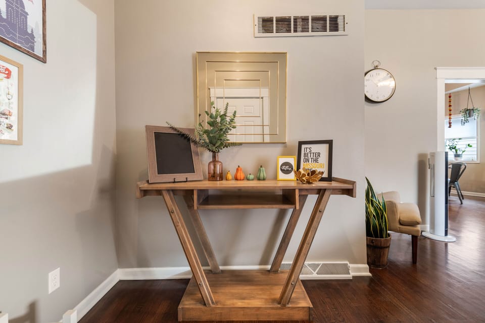 Inviting entryway with stylish touches, setting the tone for a comfortable stay near KU Medical Center and West 39th Street attractions.