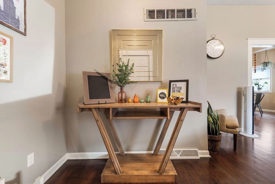 Inviting entryway with stylish touches, setting the tone for a comfortable stay near KU Medical Center and West 39th Street attractions.