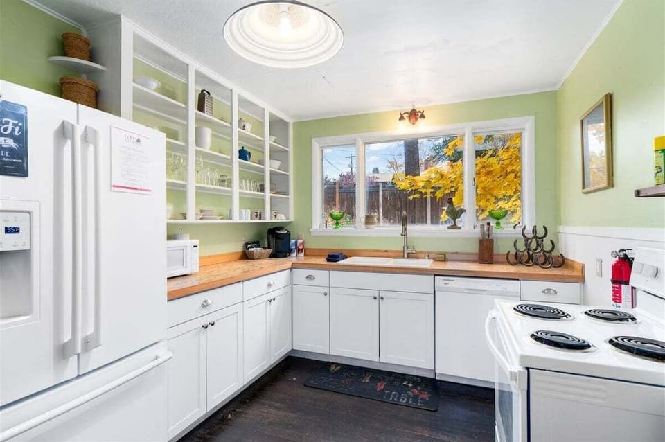 The gourmet in your group will be in paradise with this spacious, fully equipped kitchen