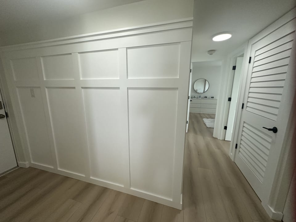 Hallway leads to back of unit containing  bedrooms & bathrooms 