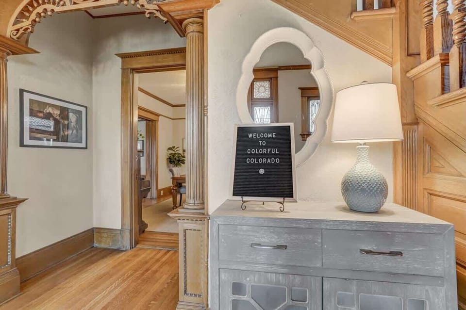 Step into a world of beauty with exquisite furnishings and a stylish mirror at your entrance! Freshen up and kickstart your vacation in this incredible rental.