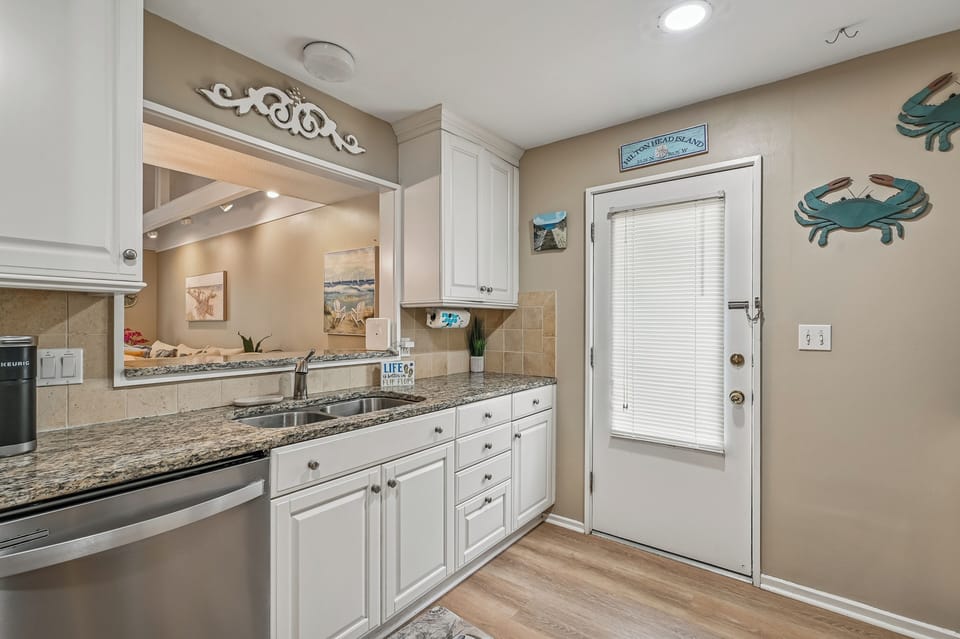 Kitchen at 501 Queens Grant