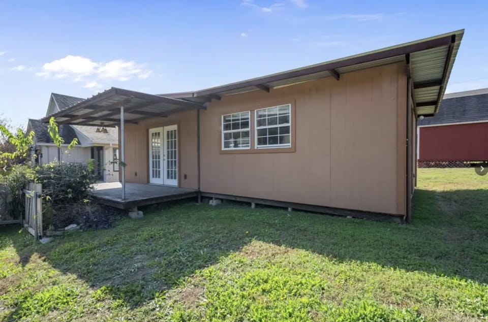 Enjoy the party barn for calm hanging out. (No big parties). There's no HVAC,