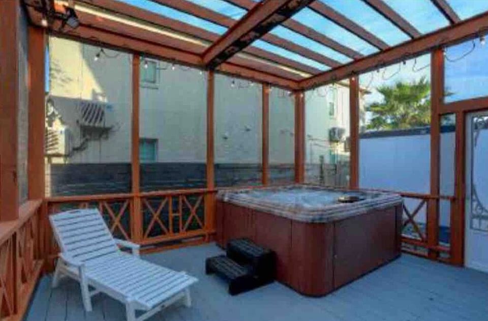 Outdoor spa tub