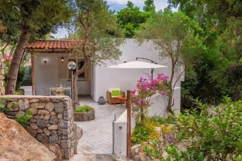 villa con terrazzo esterno arredato