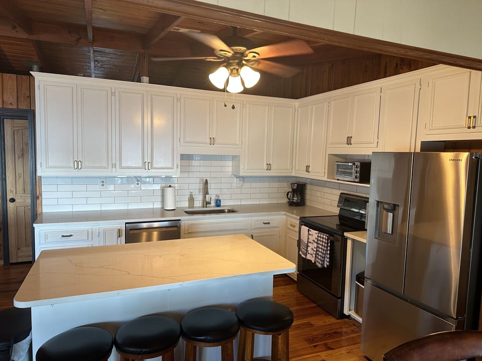 Newly renovated kitchen (completed 4/23)