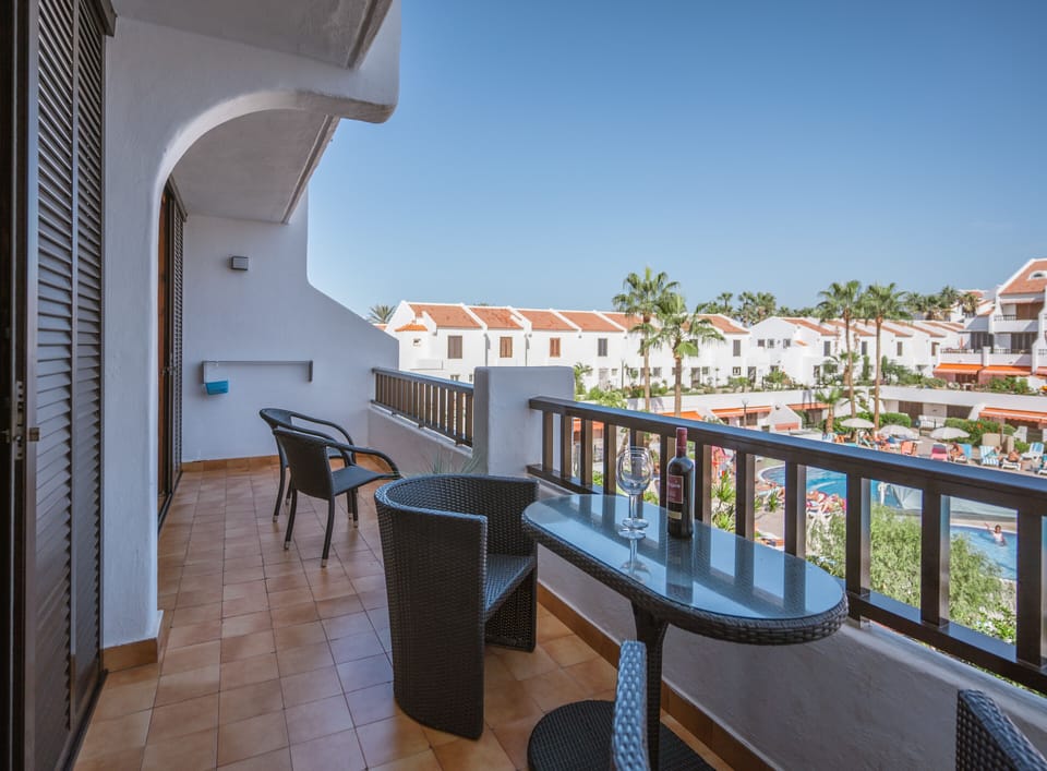 Try to have an aperitif on the balcony?