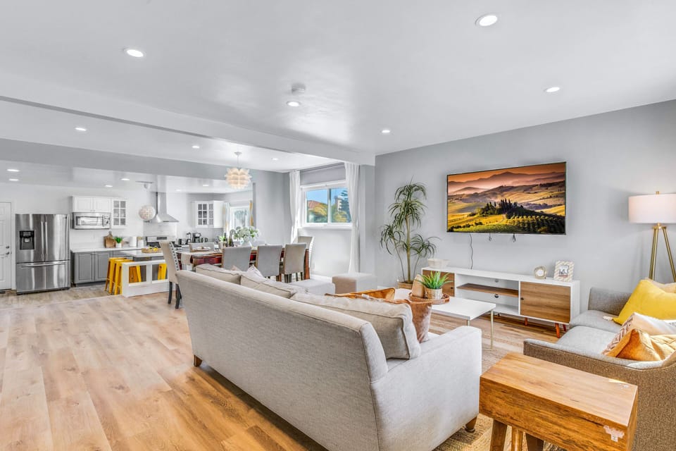 Cozy living room, perfect to relax after a long day.