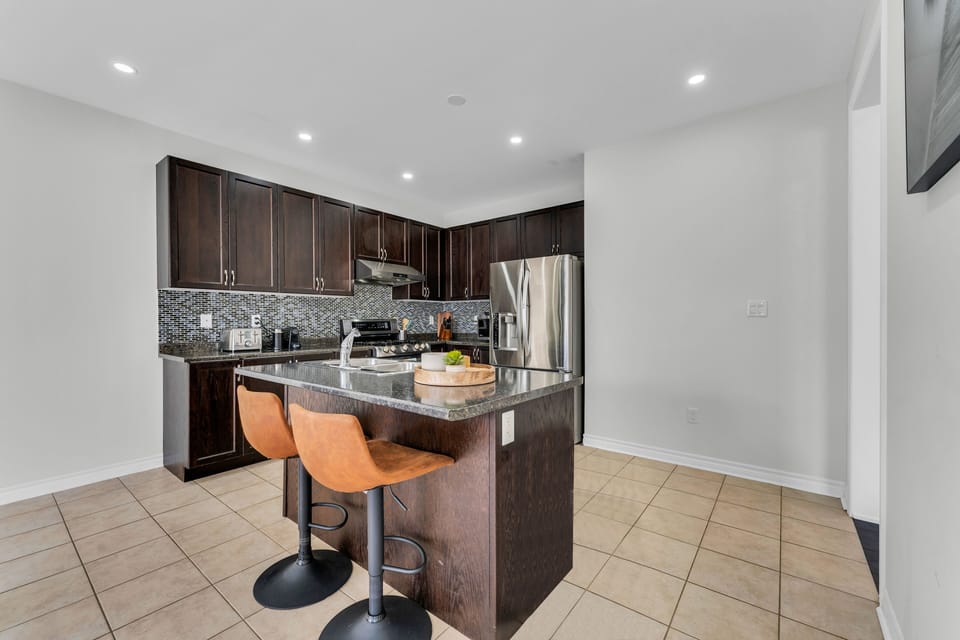Kitchen breakfast table and bar