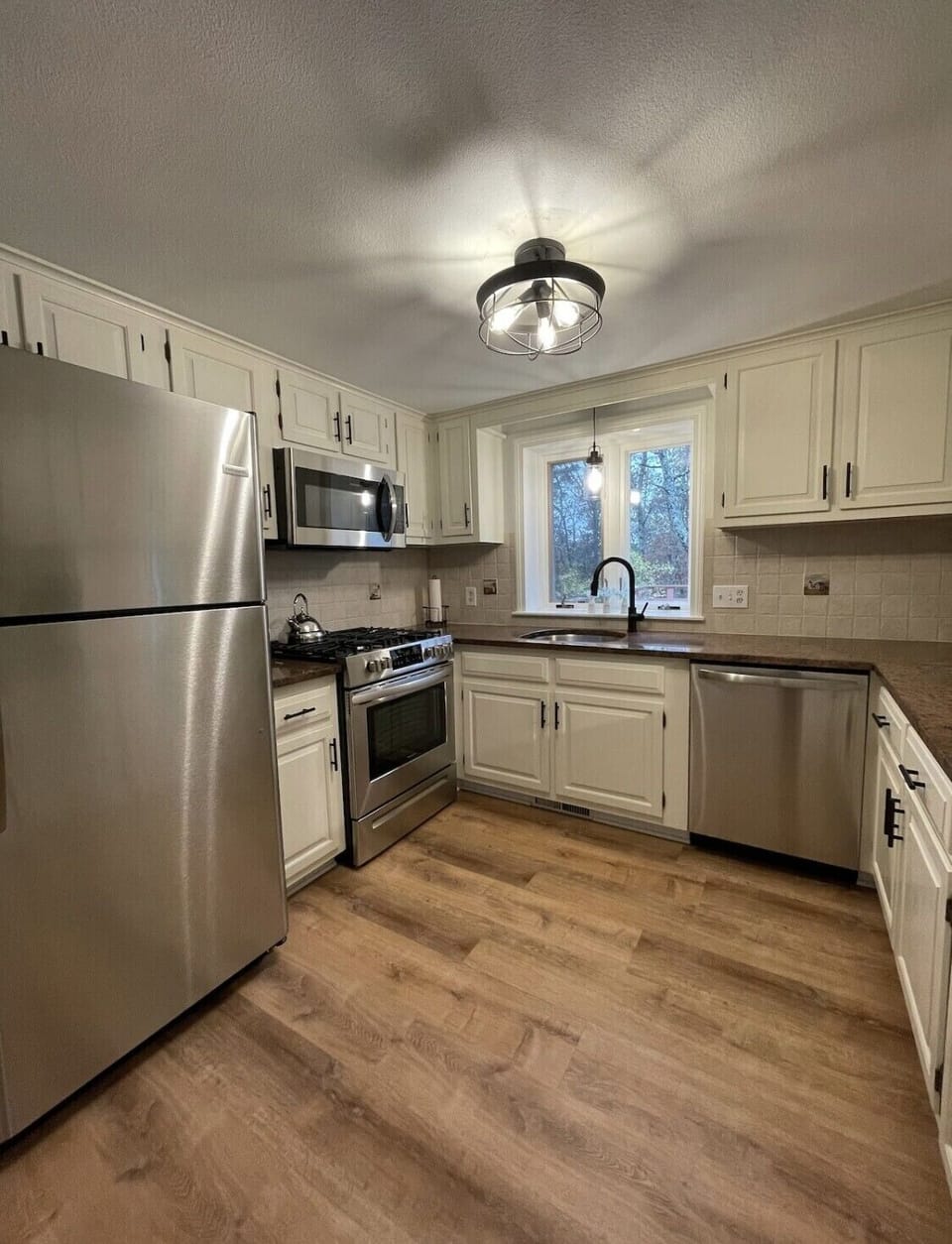 Kitchen - Gas Stove, Microwave, Keurig included