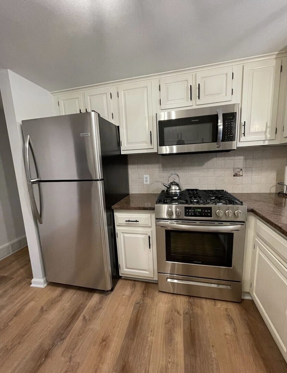 Kitchen - Gas Stove, Microwave, Keurig included