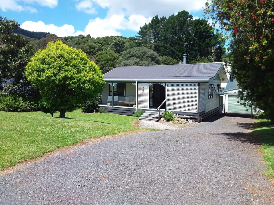 Front of "Cottage on Lillis"
