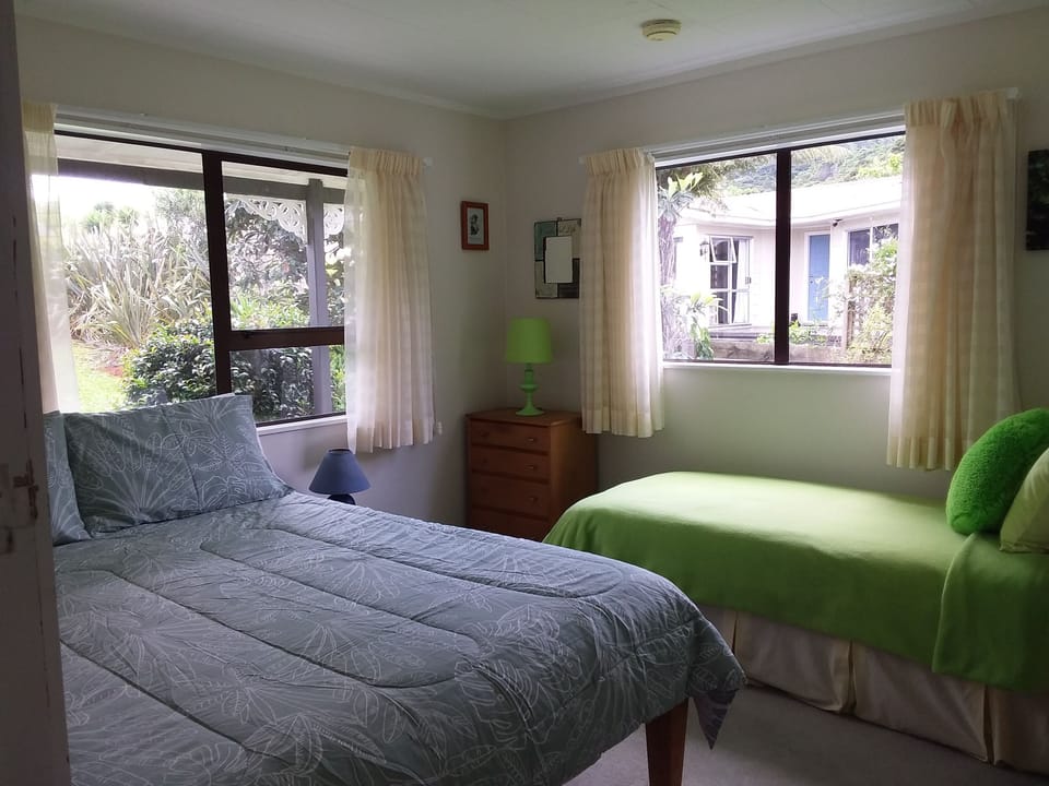 Queen/Single Bedroom
