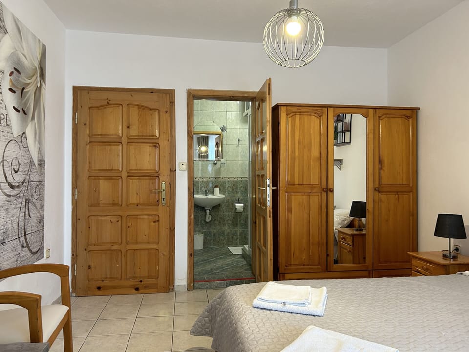 storage space, bathroom door, entrance hallway door
