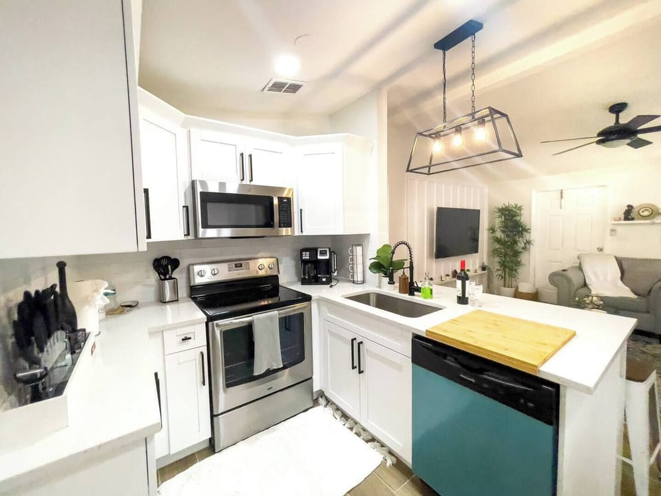 Kitchen- fully stocked 