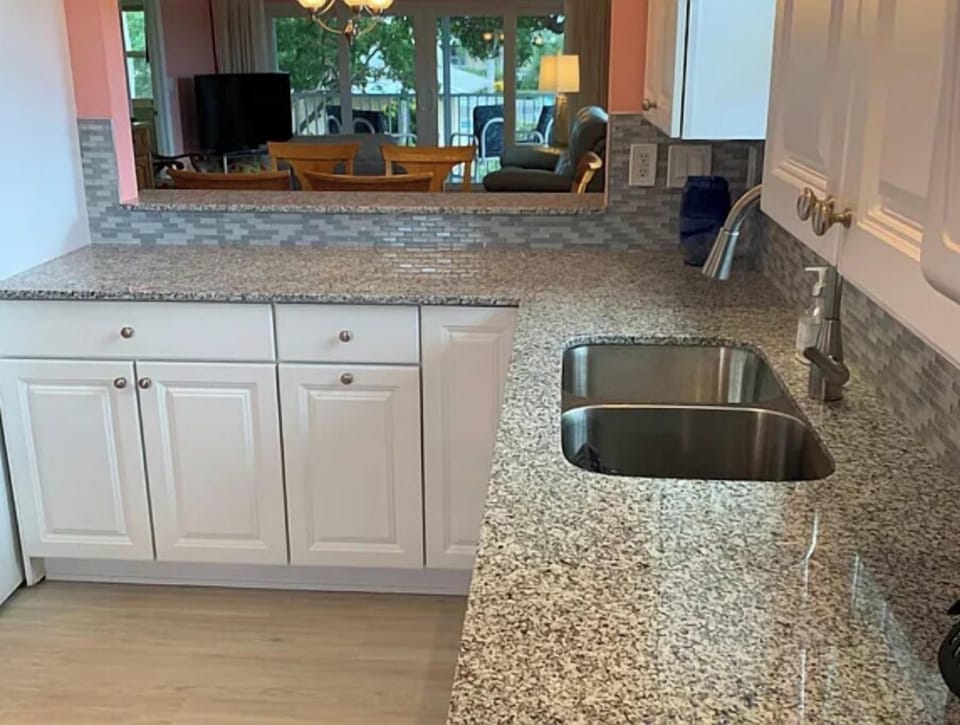 Fully renovated kitchen with new app