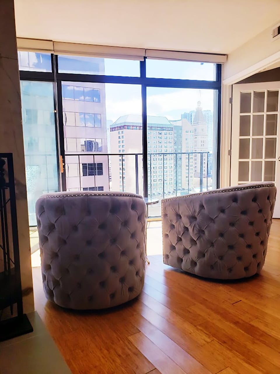 360 degree super comfy swivel turfed chairs with city views