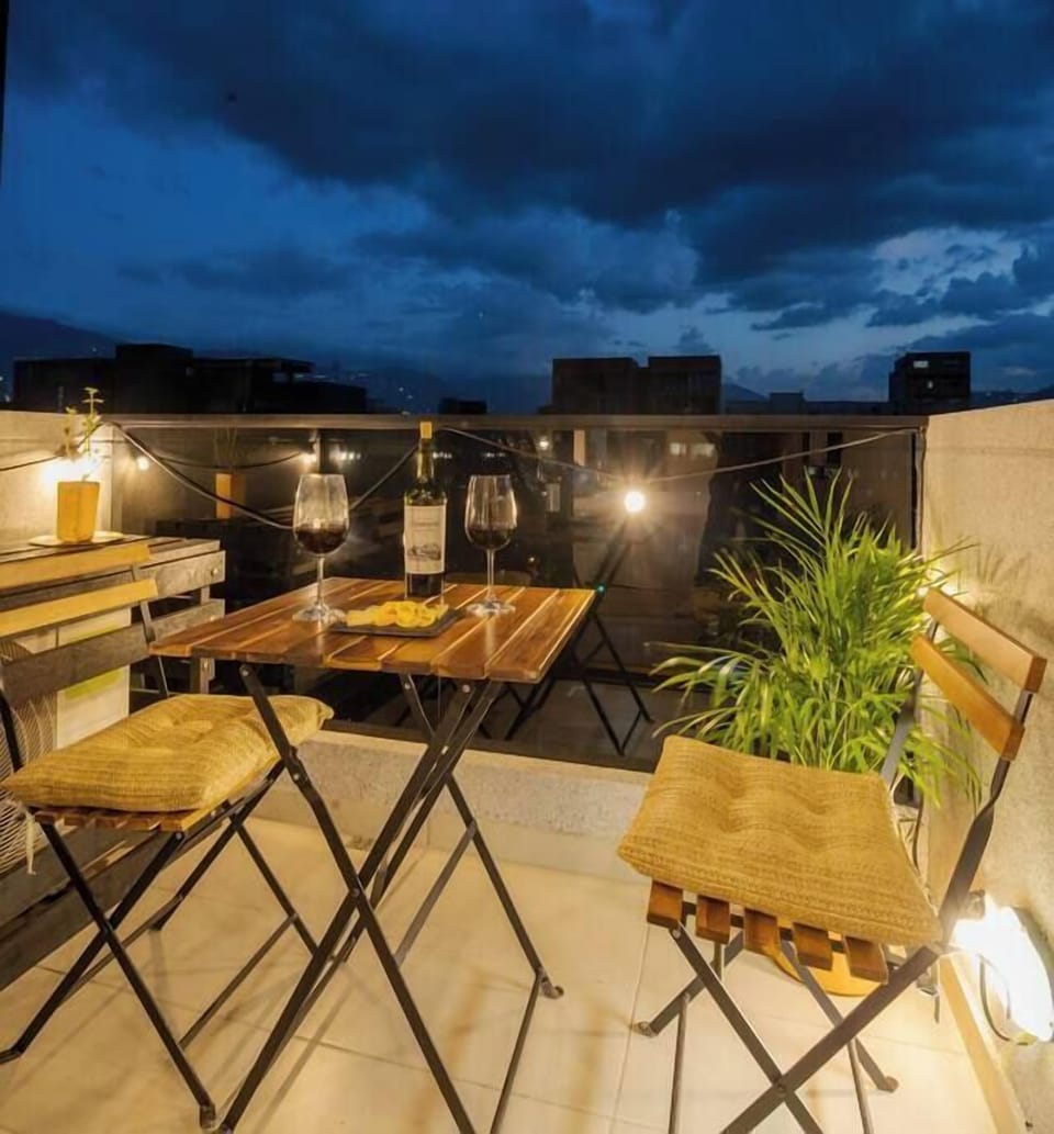 The most romantic night cap with the South mountains of Medellín as a backdrop  // Terraza con vista a las hermosas montañas del sur de Medellín
