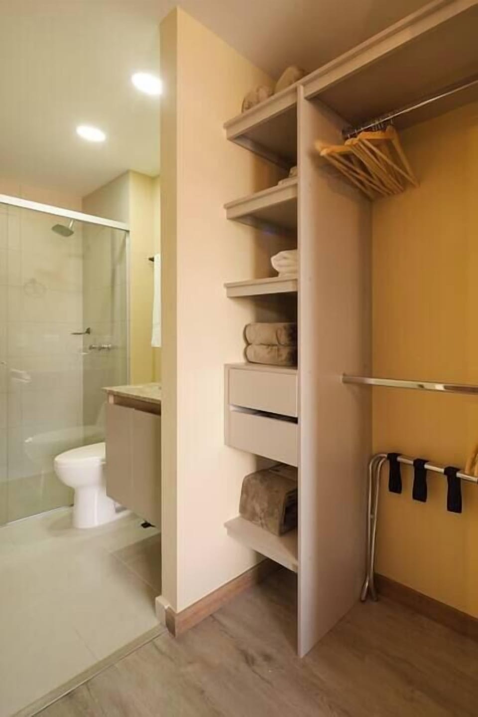 Vestier completo con espacio suficiente para guardar ropa // Large dressing room and storage area for short or long stays