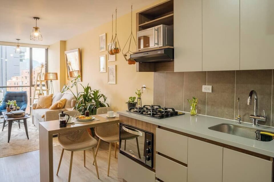 La moderna cocina cuenta con todo lo necesario para que disfrutes de tus platos favoritos // All appliances are new for you to prepare your favourite dishes.