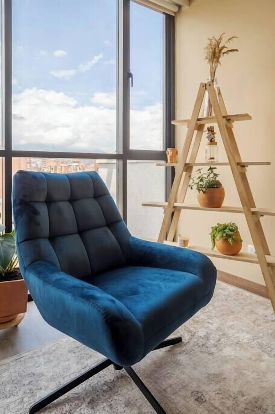 El lugar perfecto para leer un libro, de fondo, Medellín // Perfect place for a book, and behind you, Medellín.