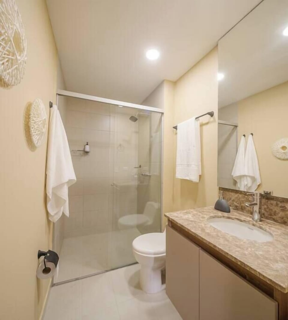 Baño completo // Fully equipped bathroom