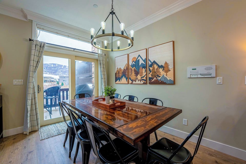 From both the dining and living areas, you can enjoy majestic mountain vistas.