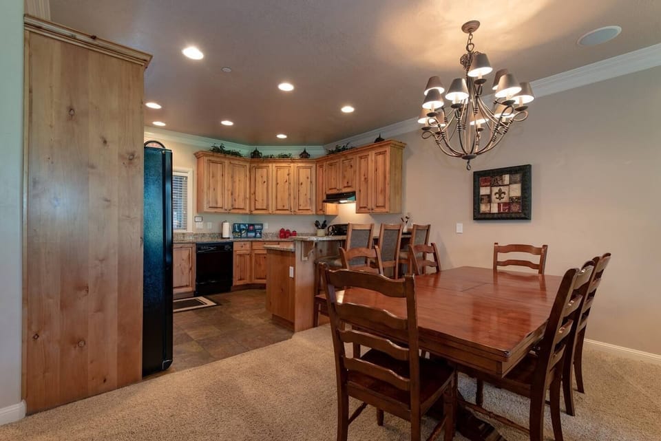 From both the dining and living areas, you can enjoy majestic mountain vistas.