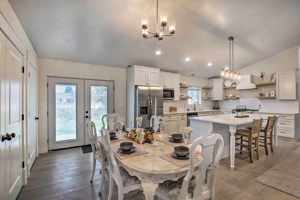 Dining Area | Dishware + Flatware Provided