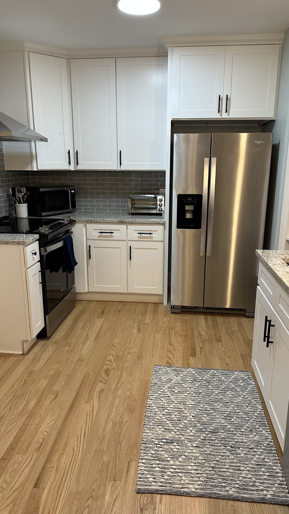 Fully equipped kitchen, pots & pans, utensils, blender, toaster oven, microwave