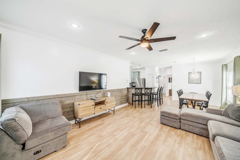 Open living area- perfect for large families!