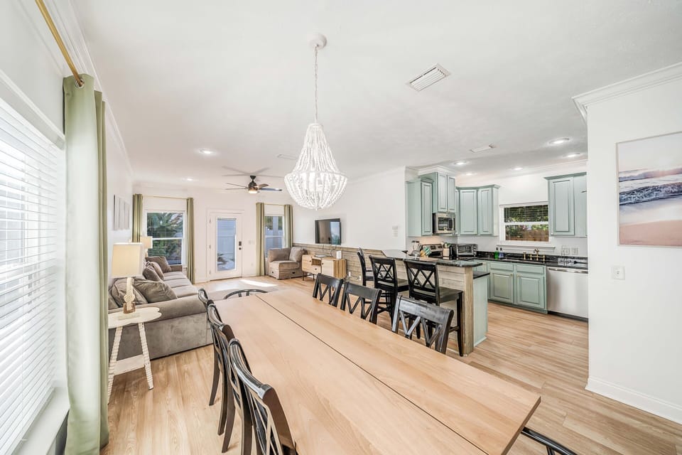 large dining area with an extra  4 seats at the bar !