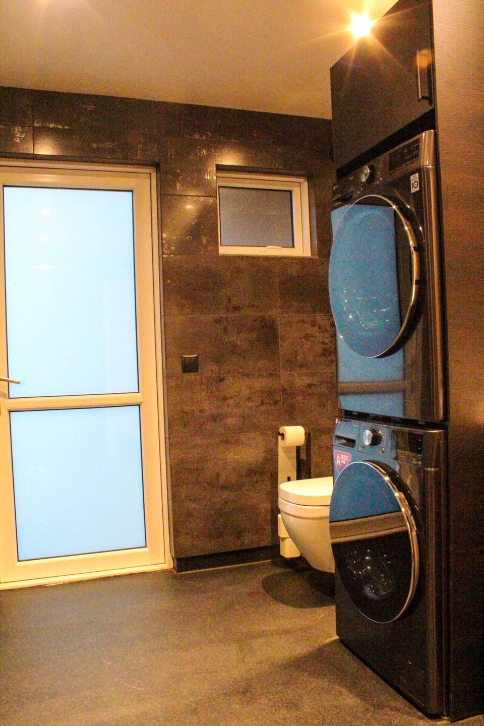 Bathroom 1 - Washing machine and dryer